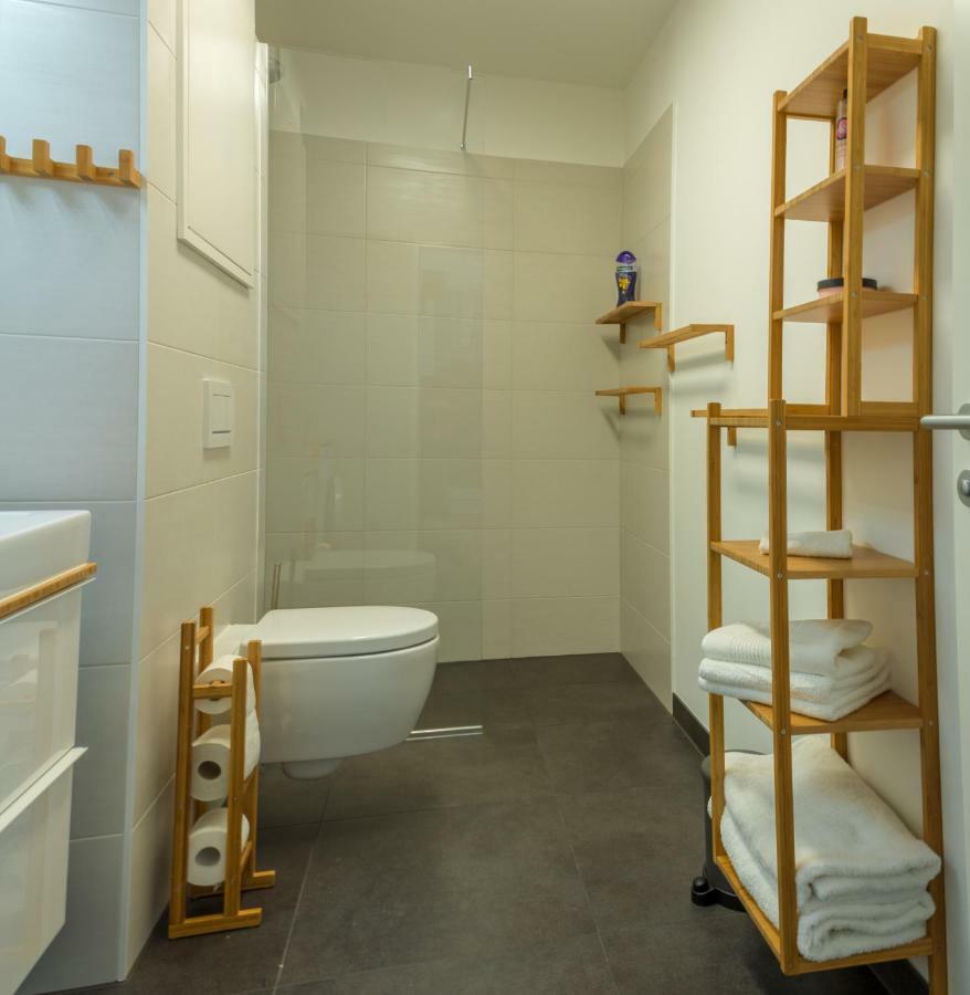 Yellow Flower Apartment With Pool - 5 Min To Lake Wien Eksteriør billede